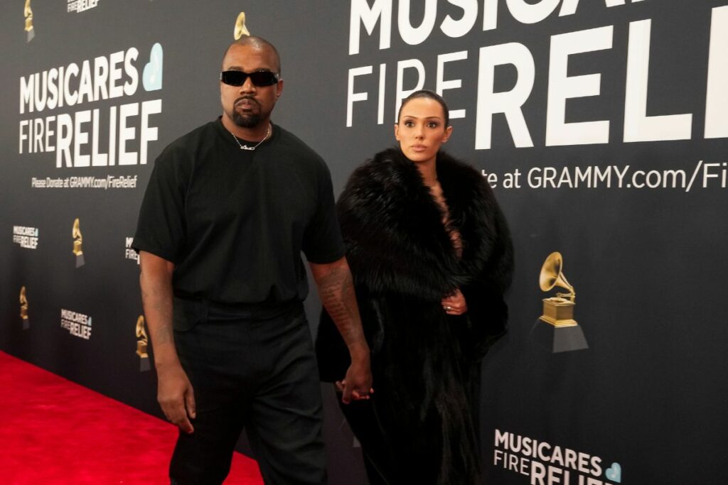 Kanye West y Bianca Censori en la alfombra roja de los Grammy 2025.